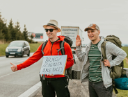 Zdjęcie dwóch chłopaków próbujących łapać autostop