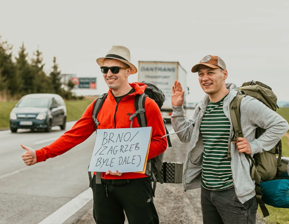 Zdjęcie dwóch chłopaków próbujących łapać autostop