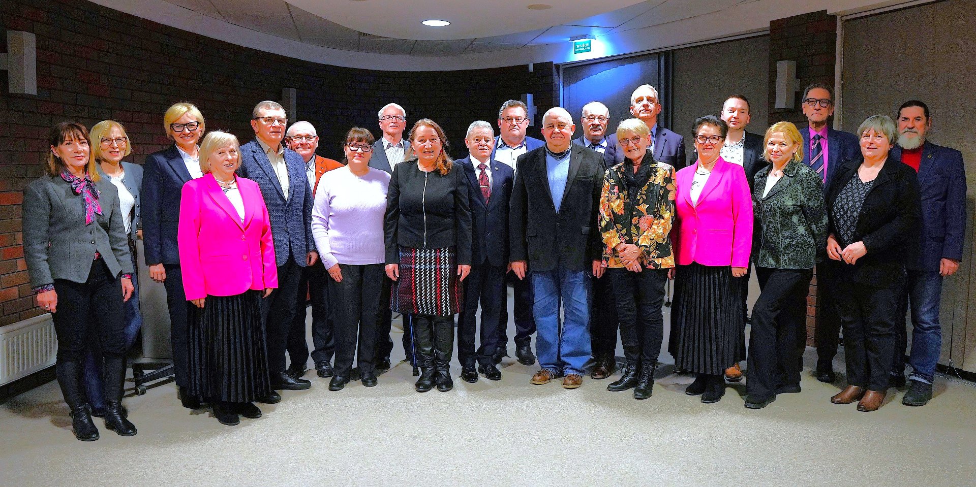 Zdjęcie grupowe MRS z Poznania oraz przedstawicieli Suchego Lasu.