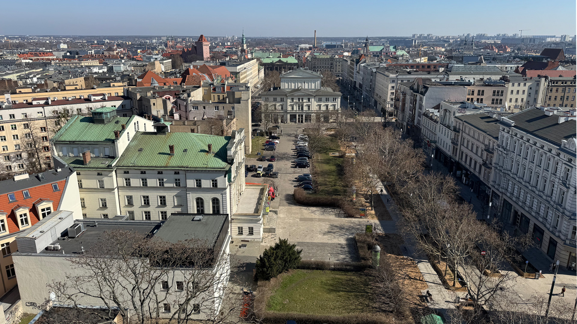 Zdjęcie lotnicze obszaru wokół Teatru Polskiego w Poznaniu.