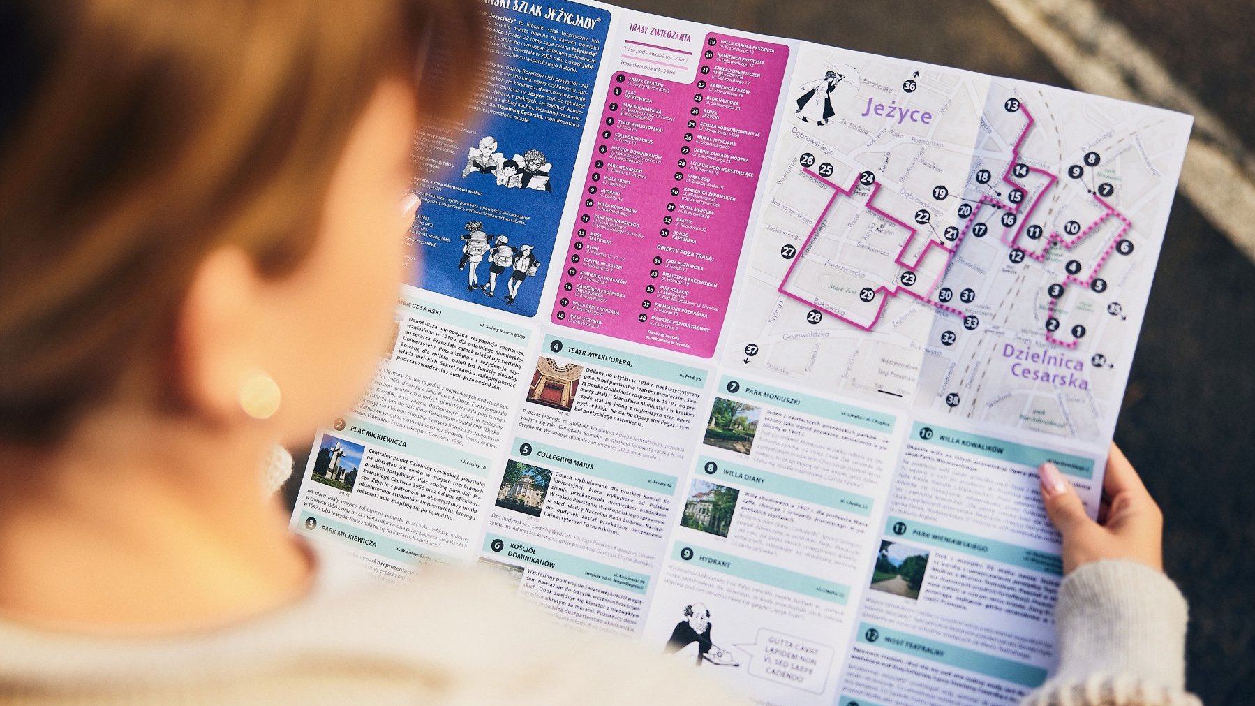 Zdjęcie osoby oglądającej mapę pokazującą szlak Jeżycjady