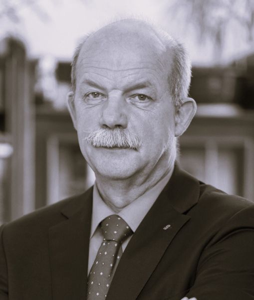 Zdjęcie portretowe profesora.