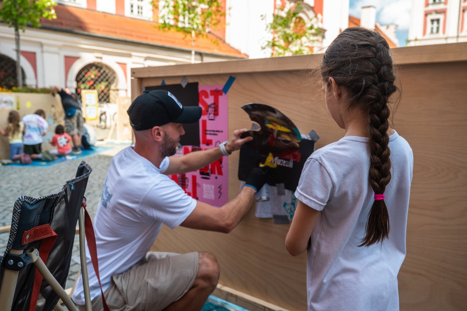 Zdjęcie przedstawia artystyczny napis Festiwal Murali na kartce papieru.