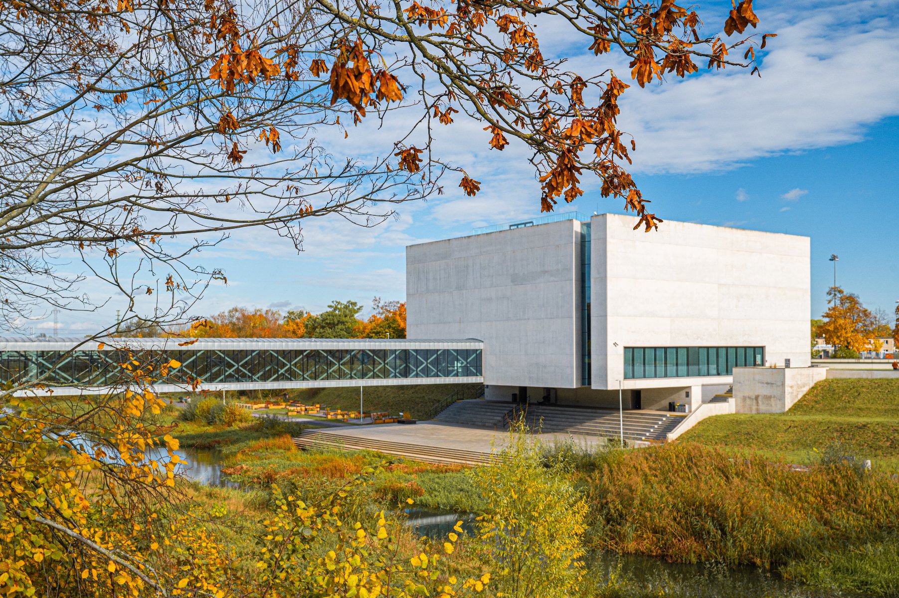 Zdjęcie przedstawia budynek Bramy Poznania.