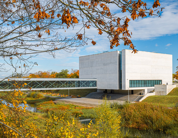 Zdjęcie przedstawia budynek Bramy Poznania.