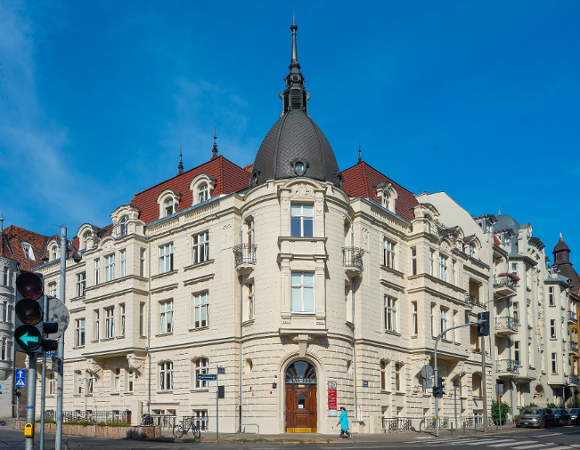 Zdjęcie przedstawia budynek kamienicy z zewnątrz.
