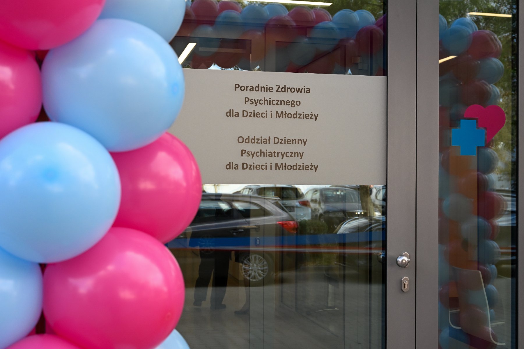 Zdjęcie przedstawia budynek nowego oddziału. Obok wejścia znajdują się kolorowe balony.