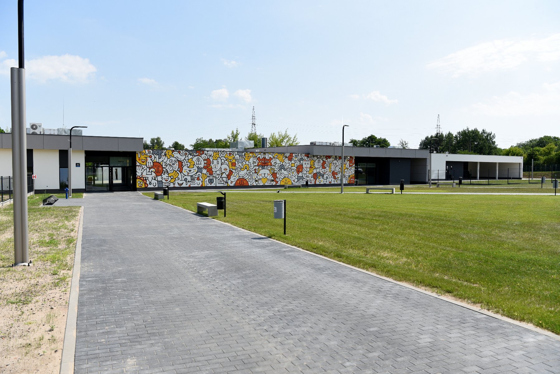 Zdjęcie przedstawia budynek schroniska.