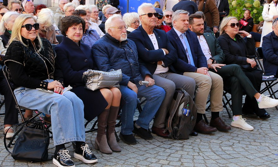 Zdjęcie przedstawia członków MRS podczas inauguracji.