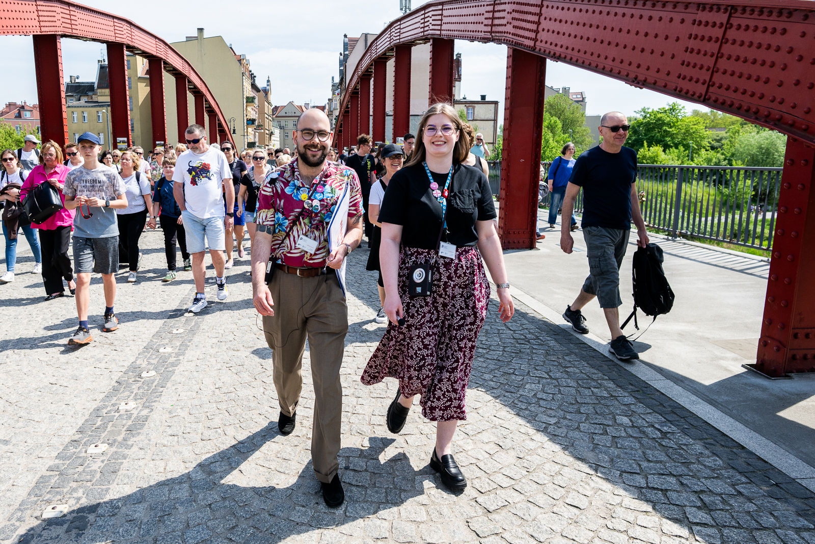 Zdjęcie przedstawia dużą grupę ludzi idących mostem Biskupa Jordana.