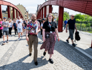 Zdjęcie przedstawia dużą grupę ludzi idących mostem Biskupa Jordana.