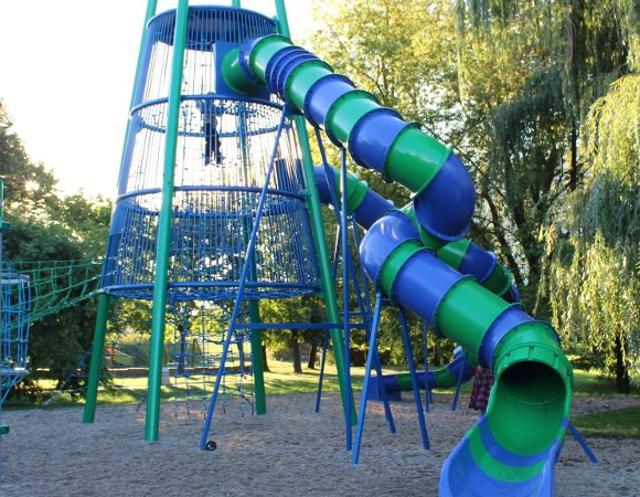 Zdjęcie przedstawia element zabawowy z linami i zjeżdżalniami.