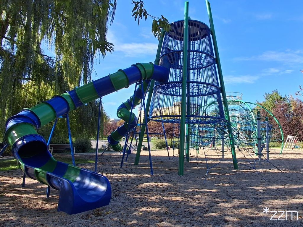 Zdjęcie przedstawia element zabawowy z linami i zjeżdżalniami.