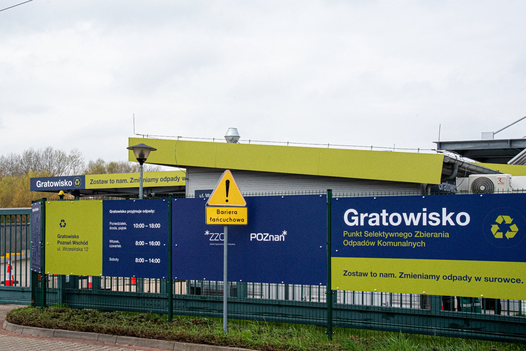 Zdjęcie przedstawia gratowóz na gratowisku.