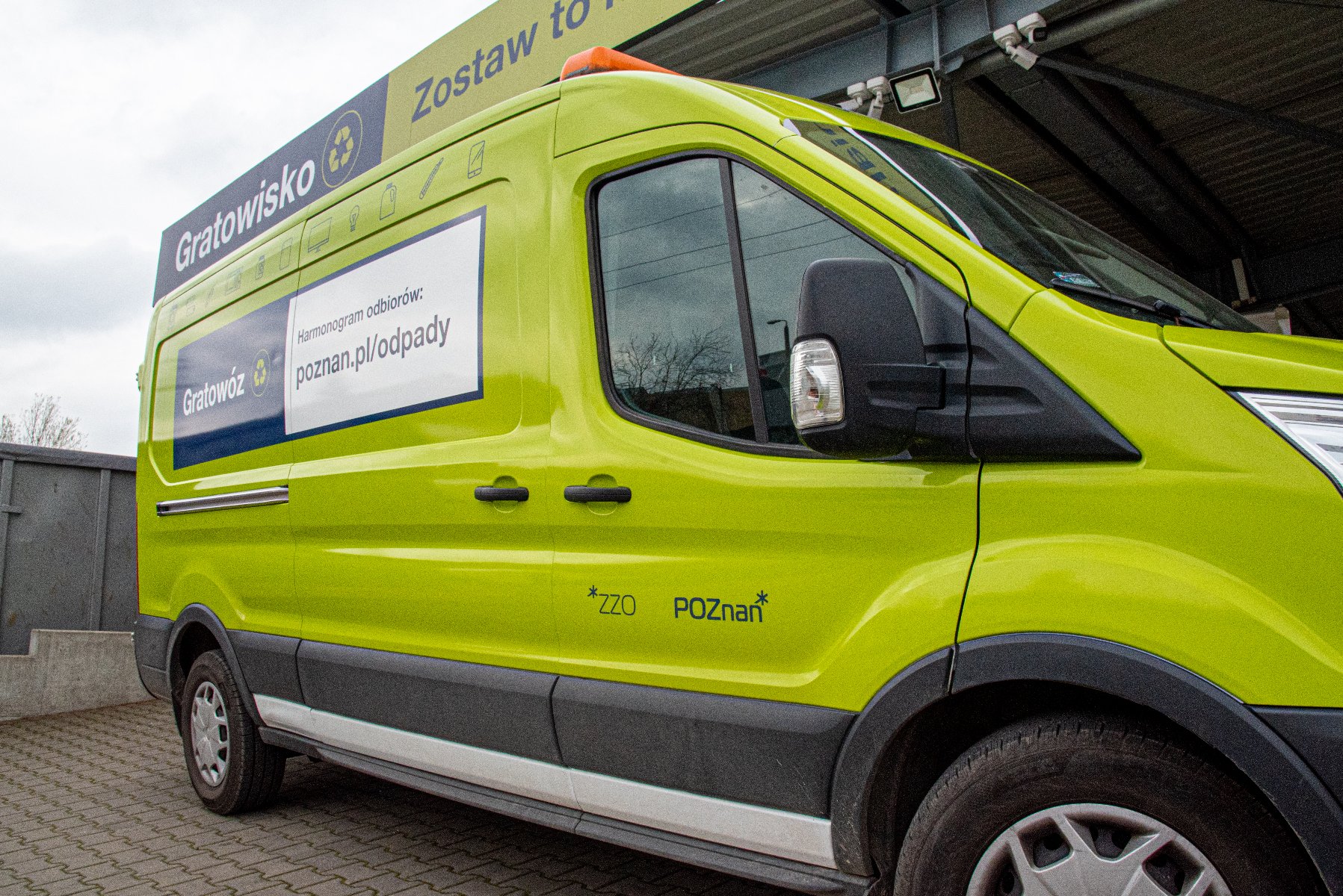 Zdjęcie przedstawia Gratowóz, specjalnie oznakowany samochód do zbiórki odpadów problematycznych