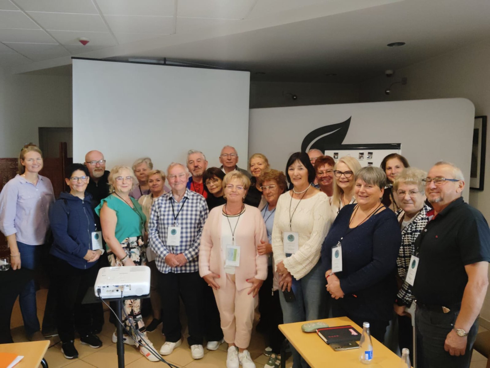 Zdjęcie przedstawia grupę przedstawicieli Wielkopolskich Rad Seniorów.