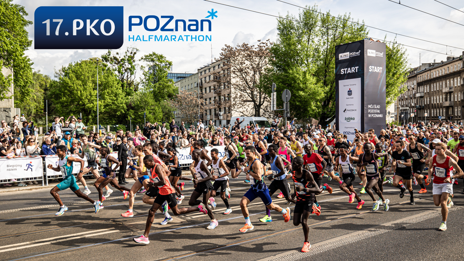 Zdjęcie przedstawia grupę uczestników półmaratonu w biegu na poznańskiej ulicy