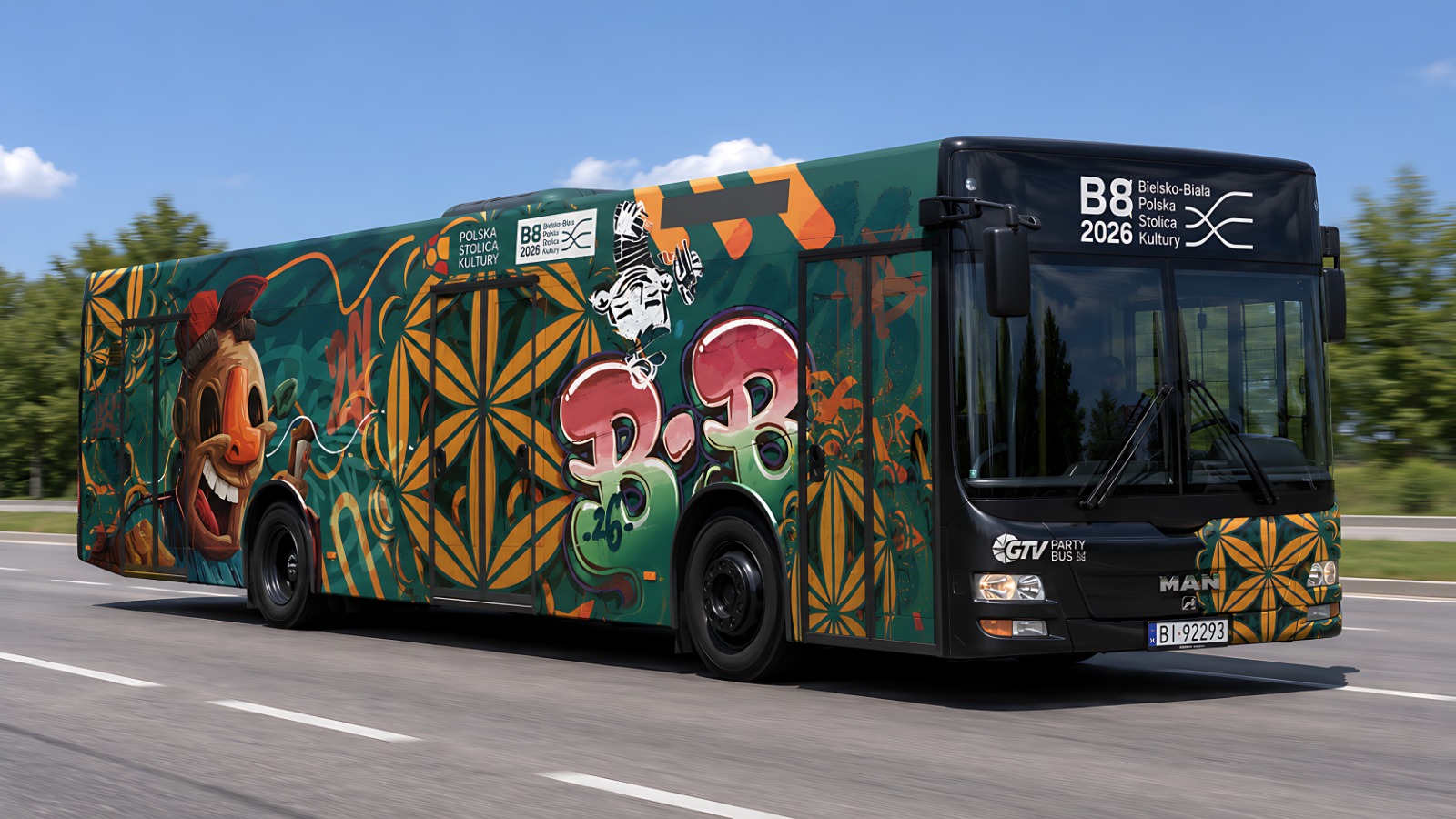 Zdjęcie przedstawia jadący kolorowy autobus.