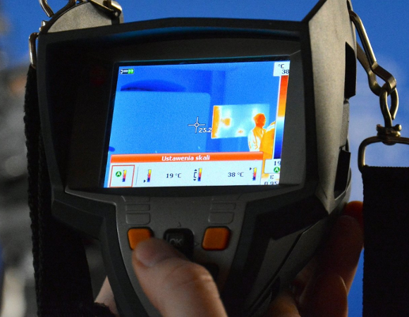 Zdjęcie przedstawia kamerę termowizyjną.