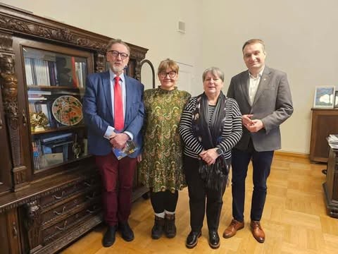 Zdjęcie przedstawia kilku członków Miejskiej Rady Seniorów oraz prezydenta Wiśniewskiego.