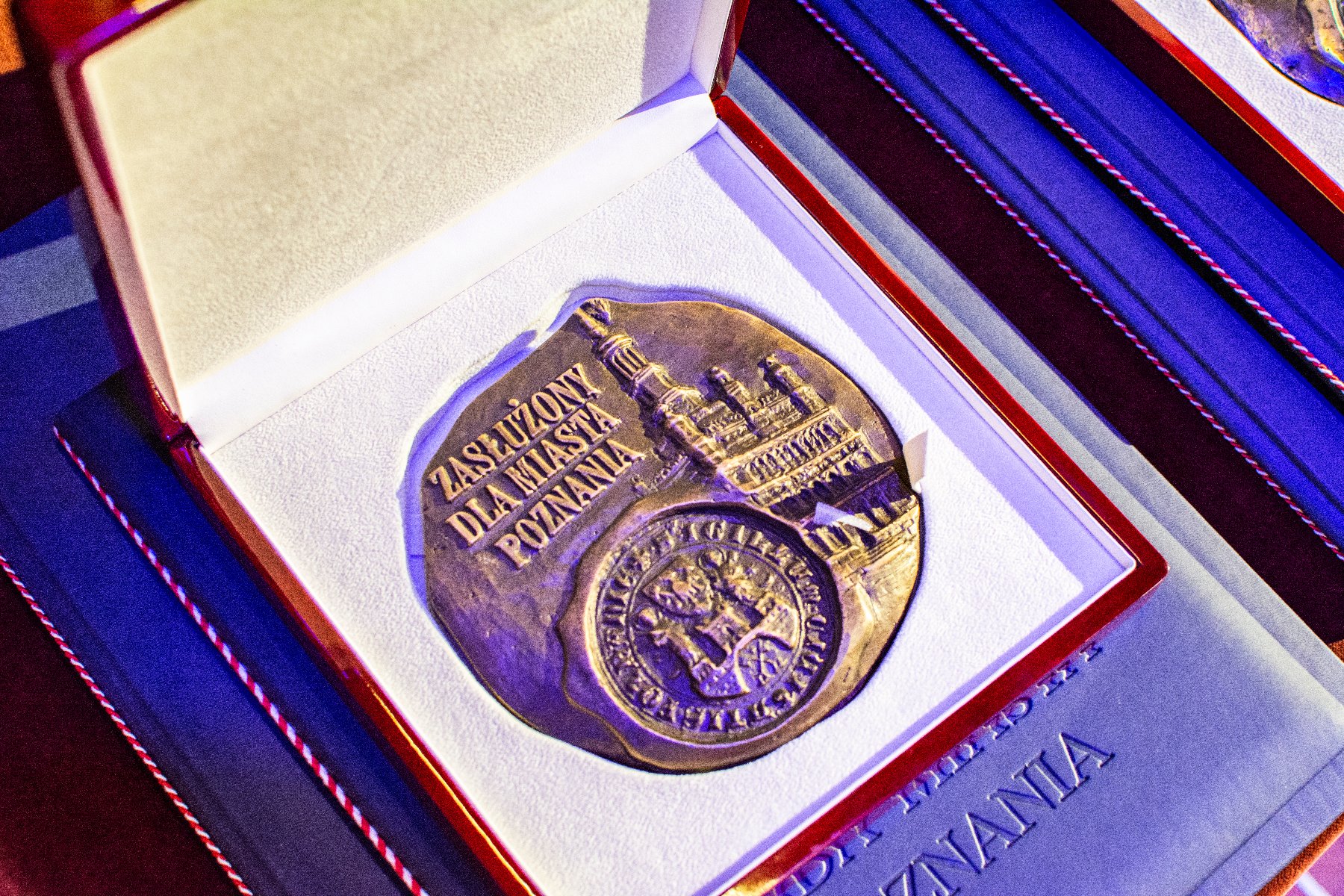 Zdjęcie przedstawia medal wręczany Zasłużonym dla Miasta Poznania.