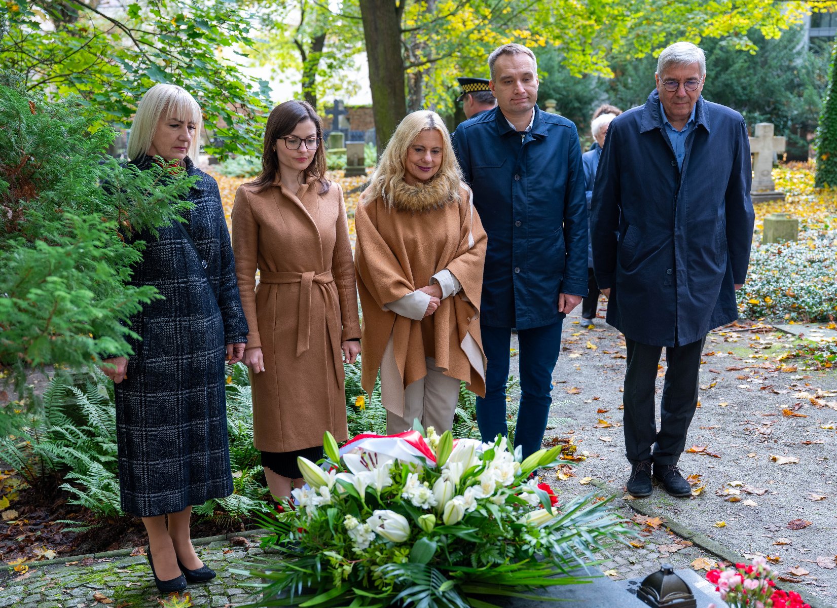 Zdjęcie przedstawia moment składania kwiatów na grobie Cyryla Ratajskiego.