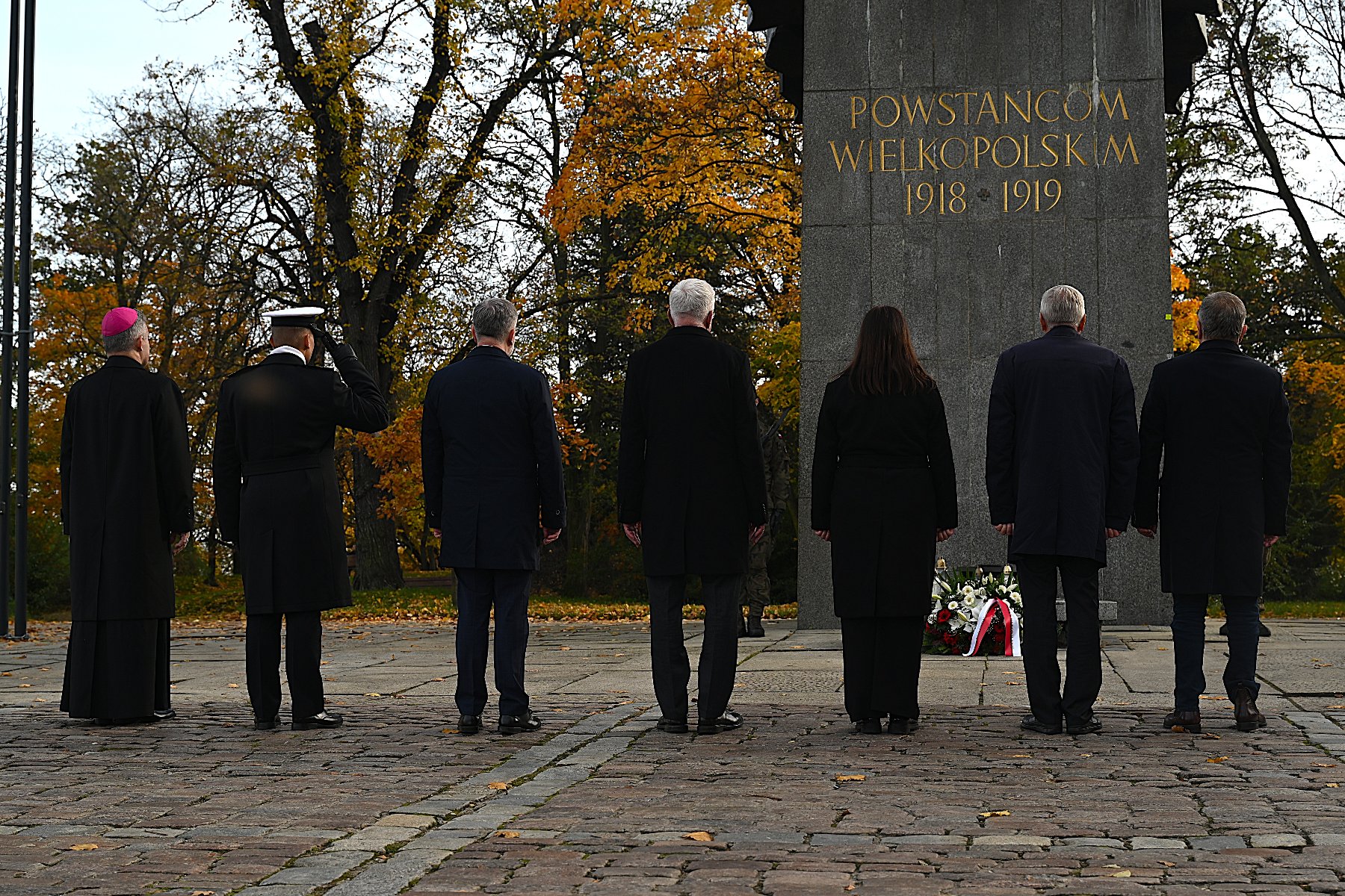 Zdjęcie przedstawia moment składania wiązanki kwiatów
