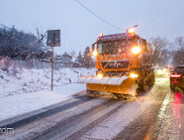 Zdjecie przedstawia odśnieżanie zimą