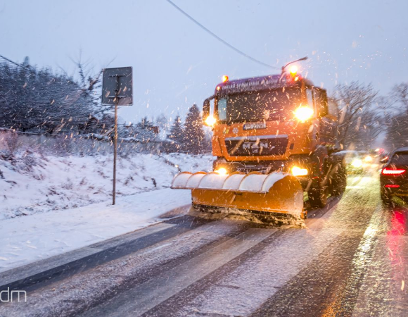 Zdjecie przedstawia odśnieżanie zimą