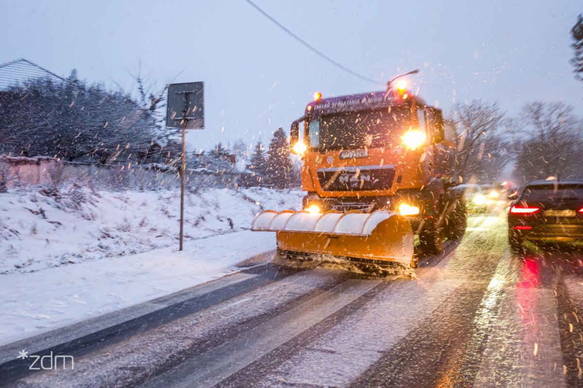 Zdjecie przedstawia odśnieżanie zimą