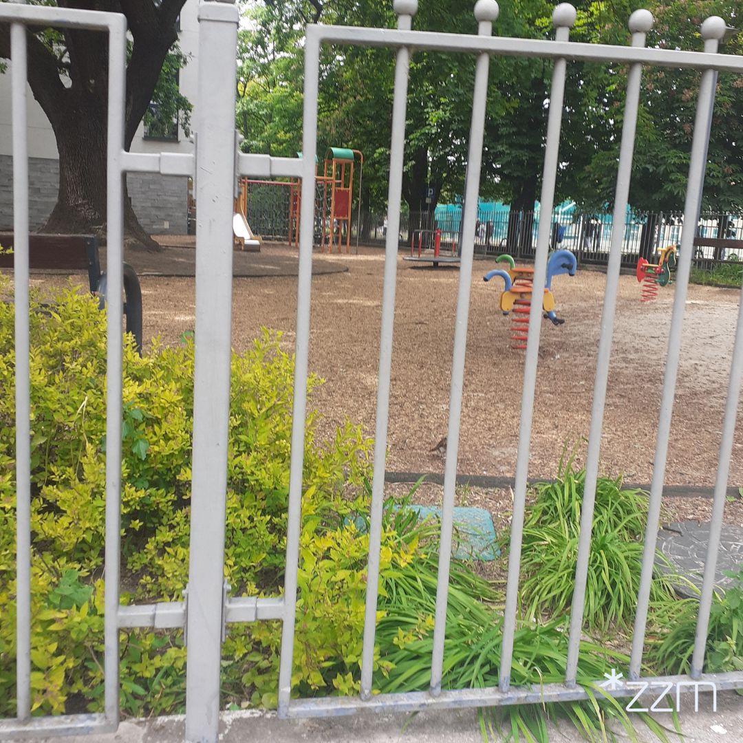 Zdjęcie przedstawia ogrodzenie plac zabaw przy skryżowaniu ulic Garczyńskiego i Prądzyńskiego na Wildzie