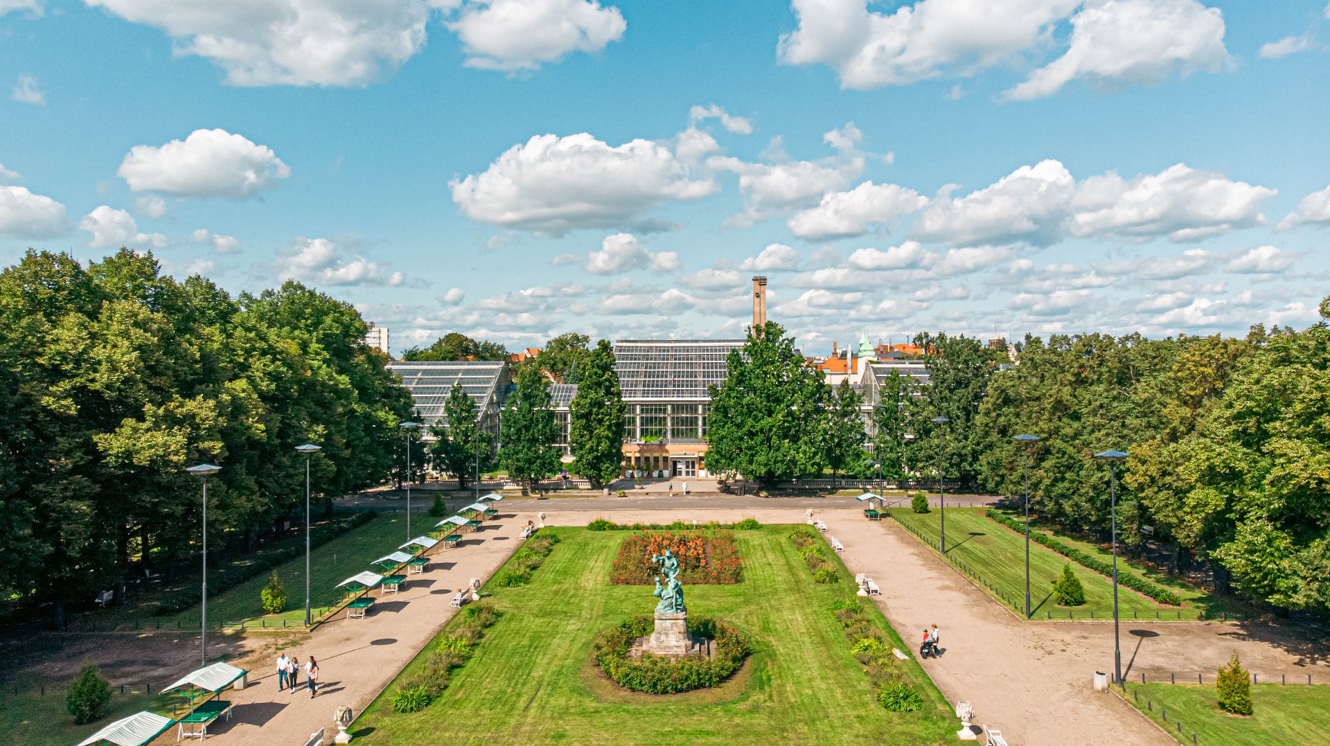 Zdjęcie przedstawia park Wilsona otoczony przez budynki. Zdjęcie zrobiono z lotu ptaka.