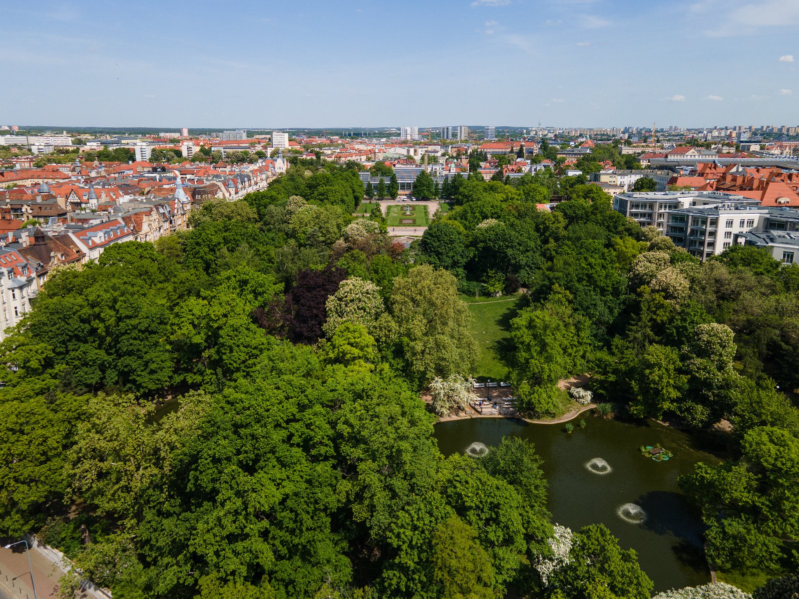 Zdjęcie przedstawia park z lotu ptaka.