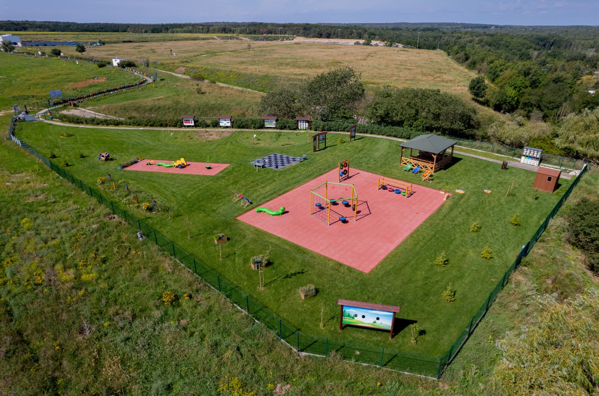 Zdjęcie przedstawia plac zabw z lotu ptaka.