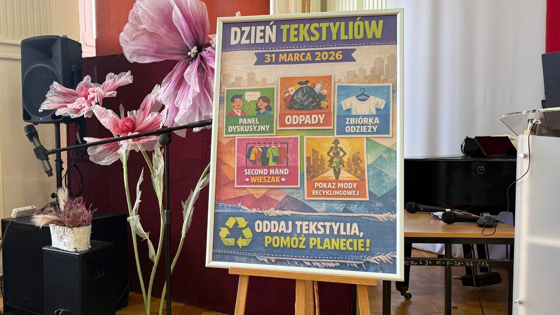 Zdjęcie przedstawia plakat z napisem "Dzień Tekstyliów. Oddaj tekstylia, pomóż planecie!"
