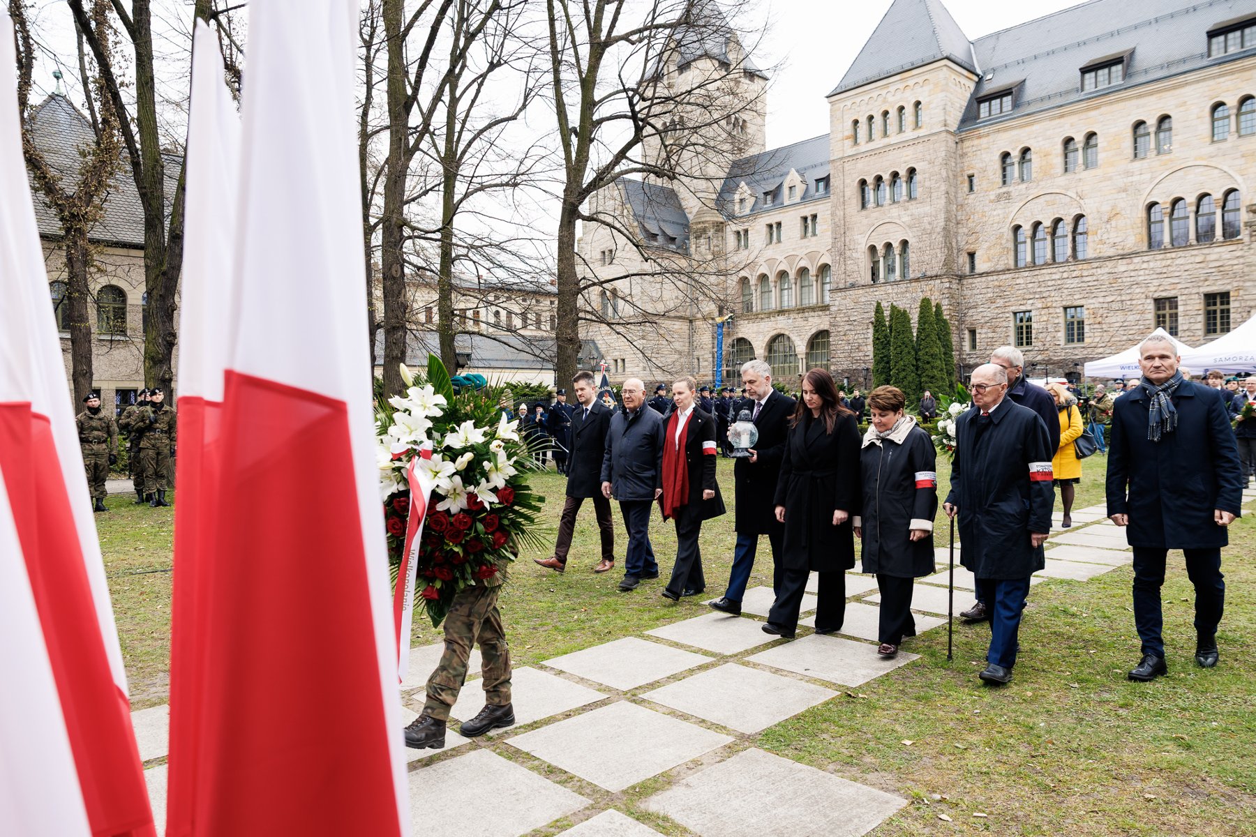 Zdjęcie przedstawia plakietkę z hasłem Pamiętamy oraz informację o rocznicy.