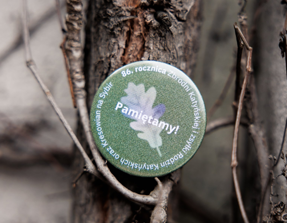 Zdjęcie przedstawia plakietkę z hasłem Pamiętamy oraz informację o rocznicy.