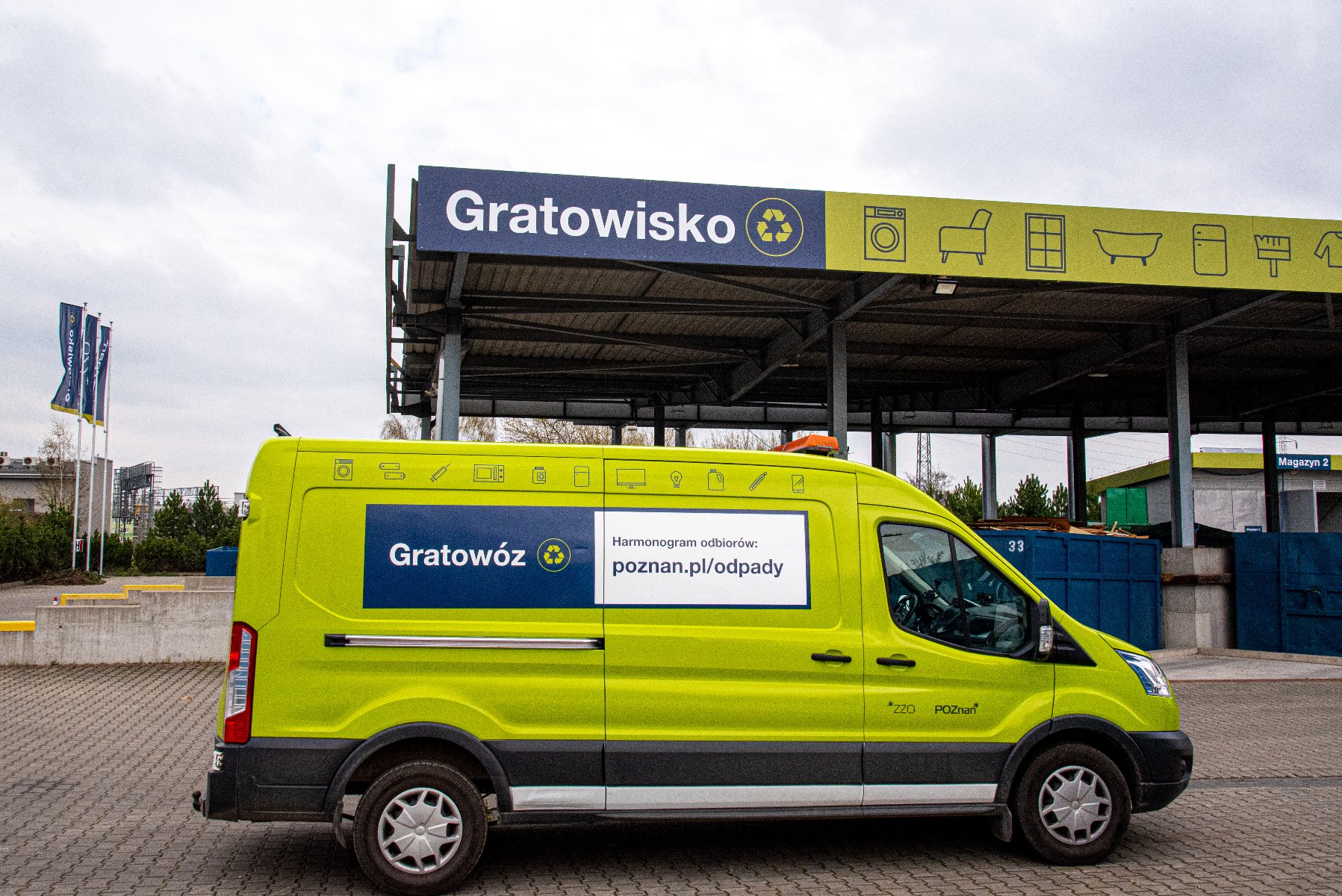 Zdjęcie przedstawia Poznański Gratowóz, czyli specjalnie oznakowany samochód