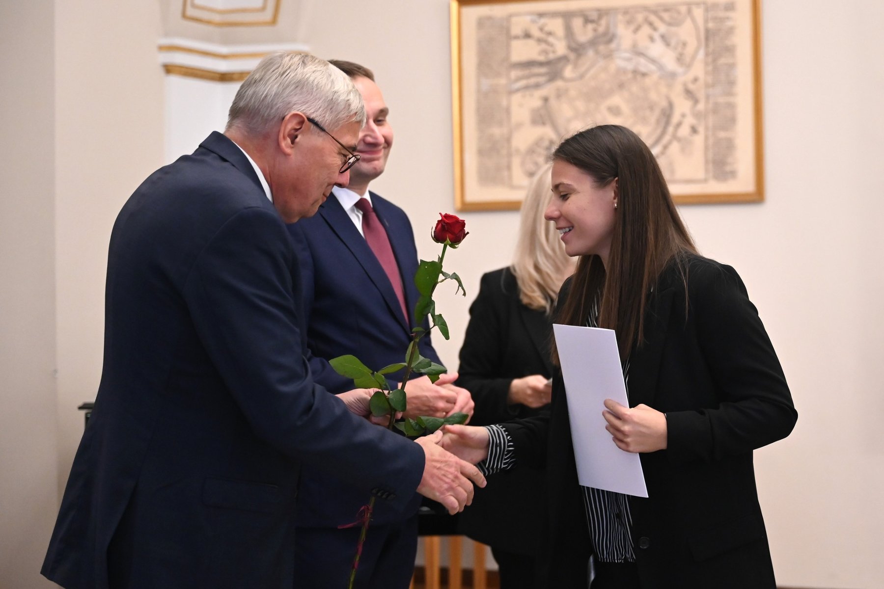 Zdjęcie przedstawia przebieg uroczystości.