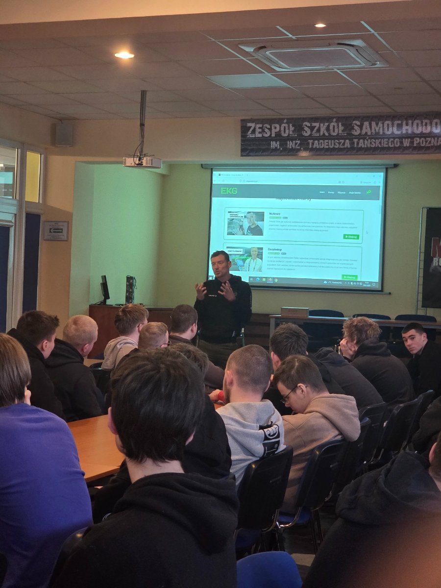 Zdjęcie przedstawia słuchaczy-uczniów i zaproszonego gościa