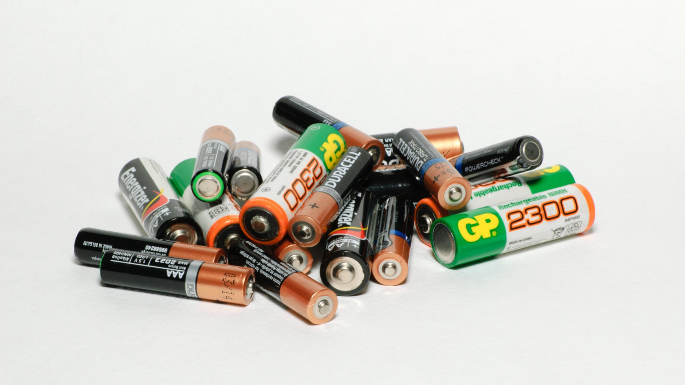 Zdjęcie przedstawia specjalne miejsce do wrzutu baterii na pojemniku do elektroodpadów