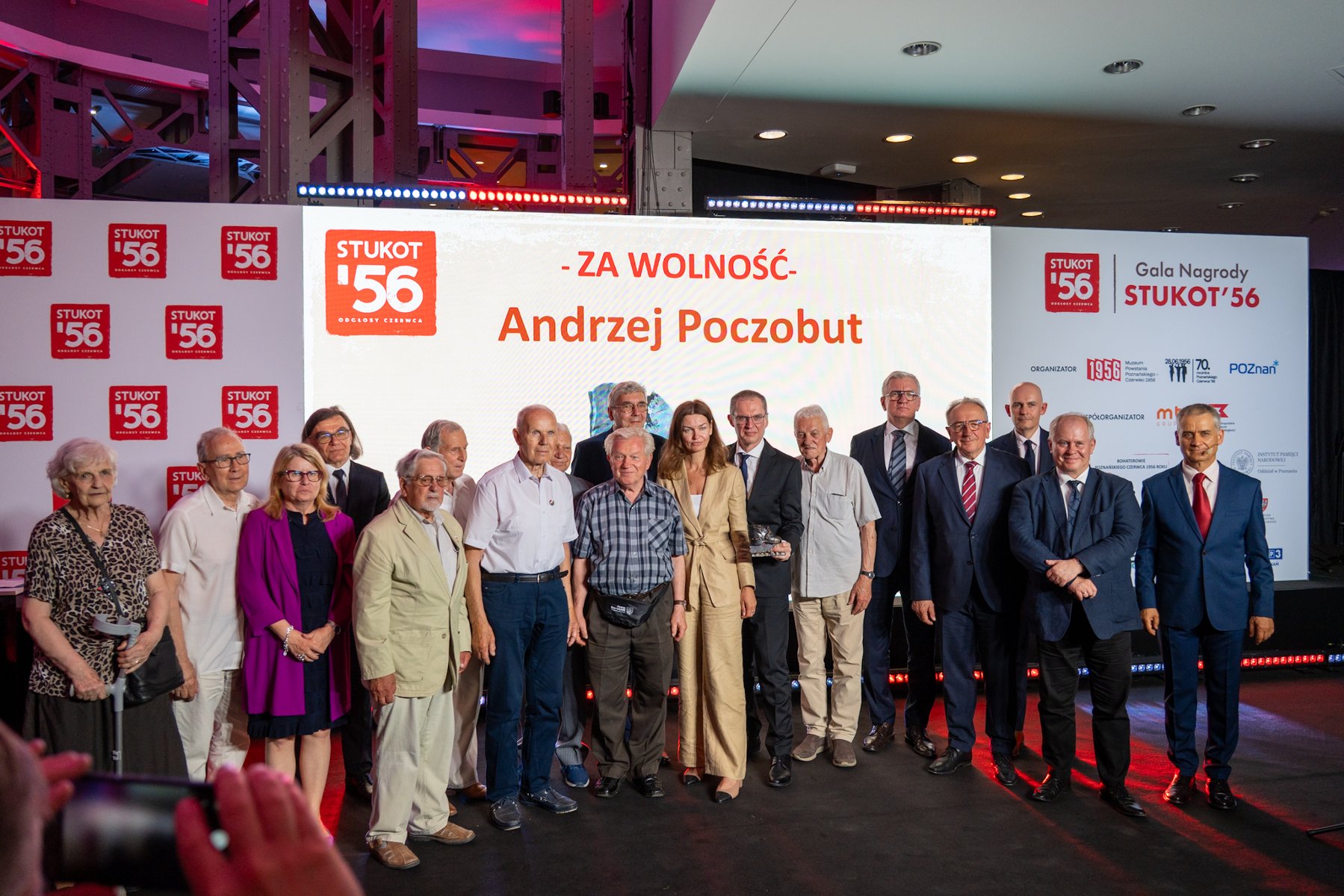 Zdjęcie przedstawia statuetkę w kształcie buta.