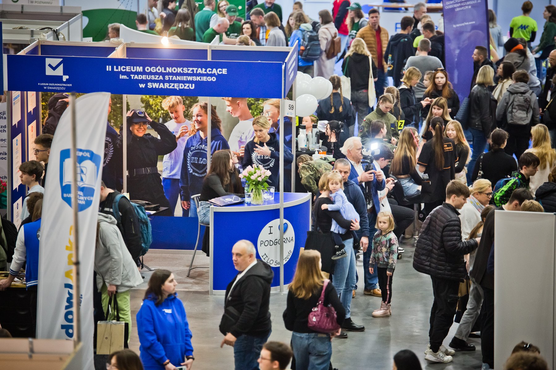Zdjęcie przedstawia tłum