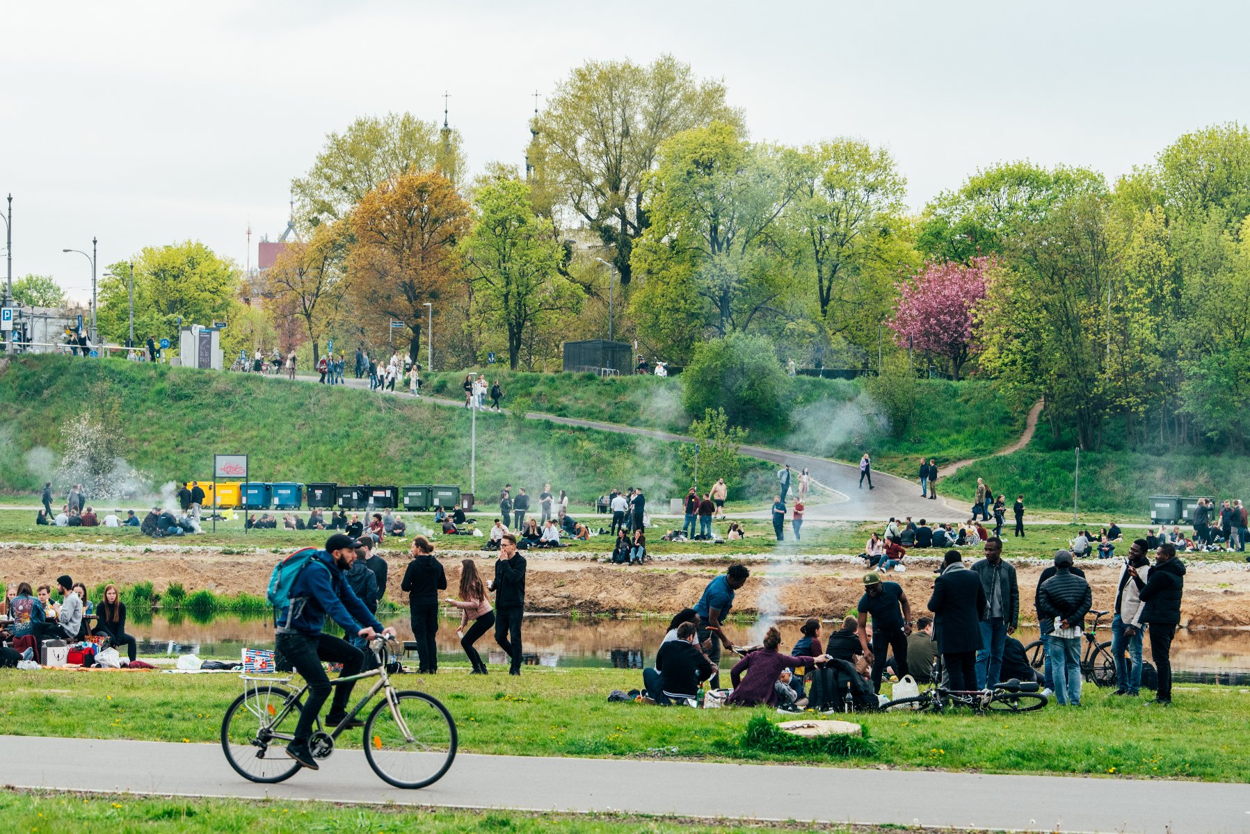 Zdjęcie przedstawia tłum ludzi nad Wartą.