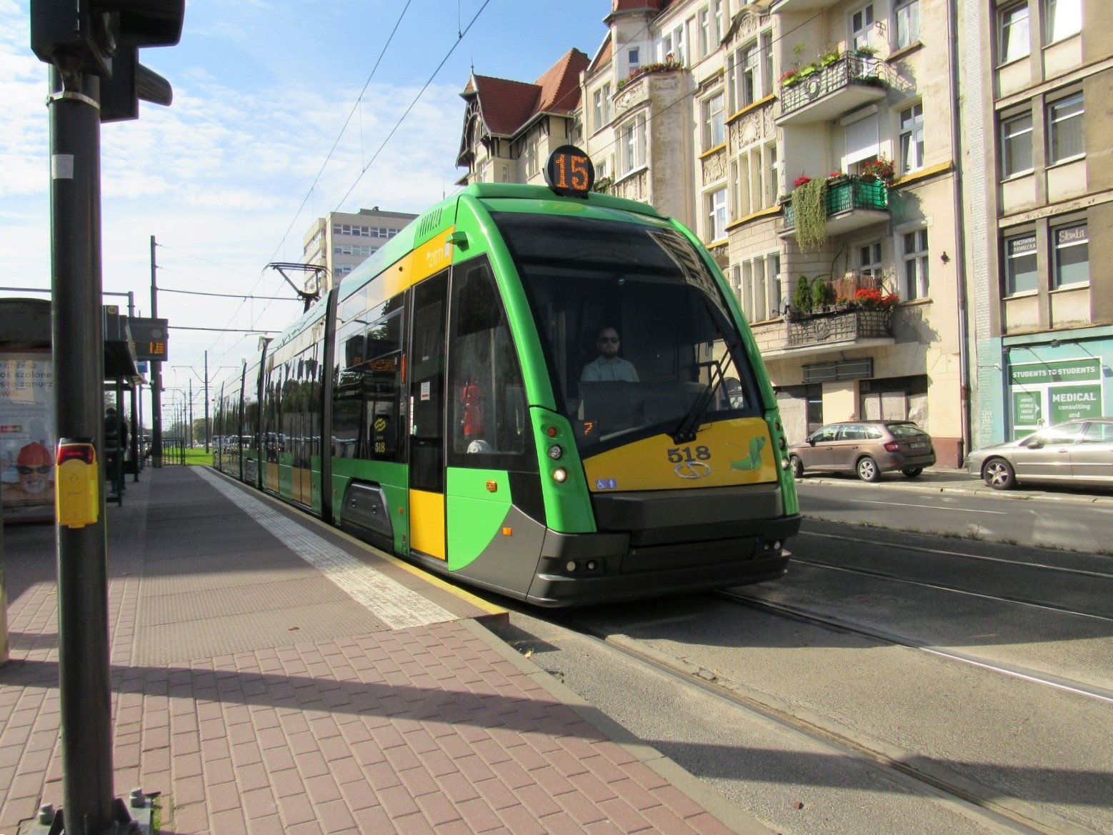 Zdjęcie przedstawia tramwaj jadący ulicą.