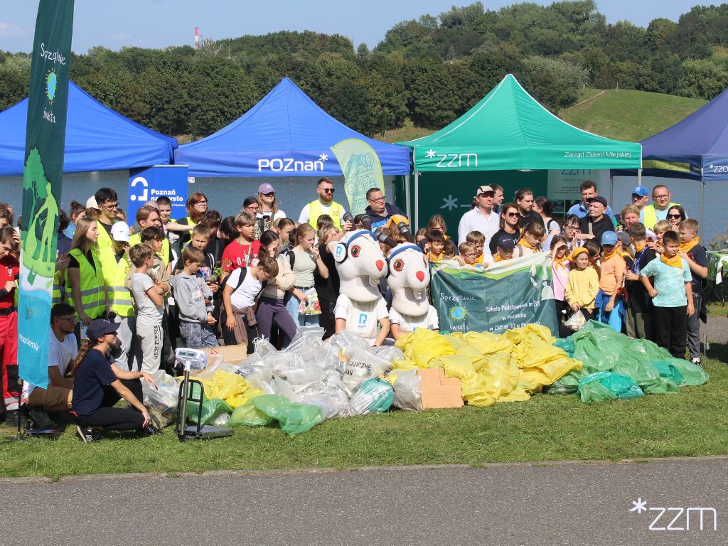 Zdjęcie przedstawia uczestników akcji "WARTA warta posprzątania"
