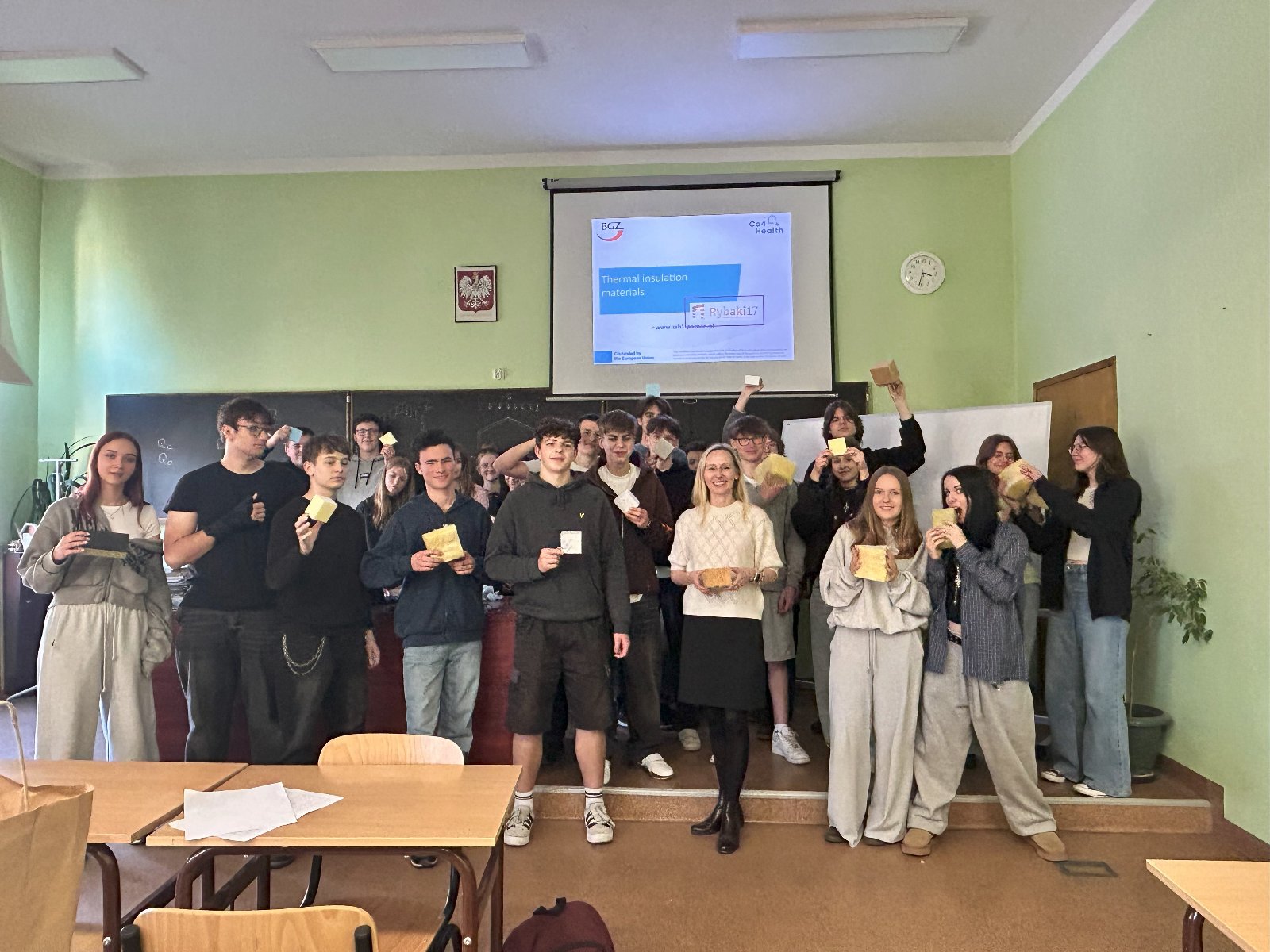 Zdjęcie przedstawia uczniów biorących udział w projekcie