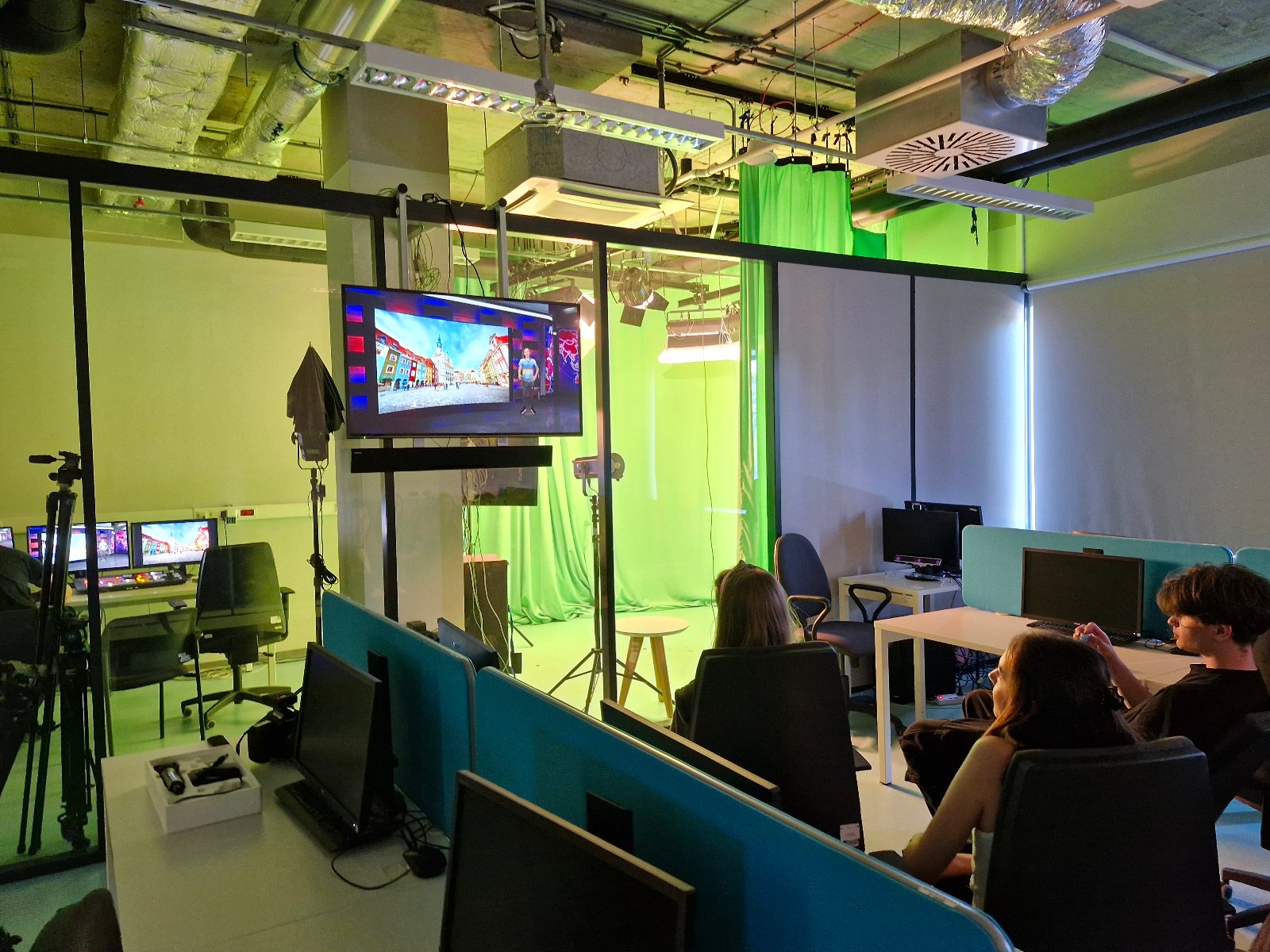 Zdjęcie przedstawia uczniów, którzy biorą udział w zajęciach laboratoryjnych IT