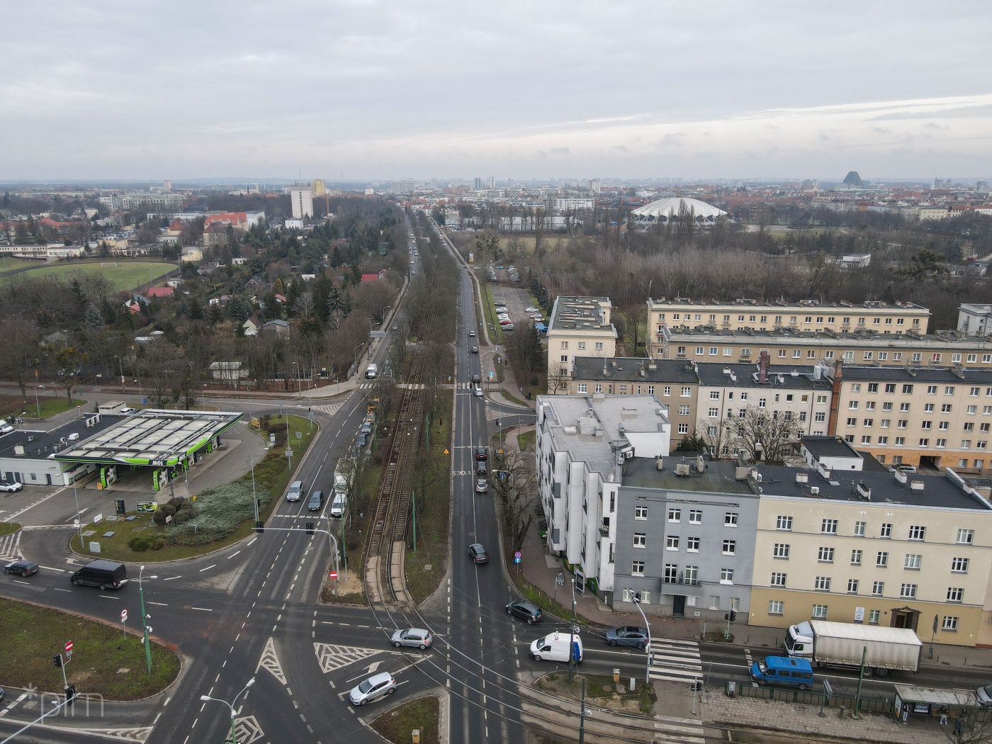Zdjęcie przedstawia ulice dwujezdniuową i budynki z lotu ptaka.
