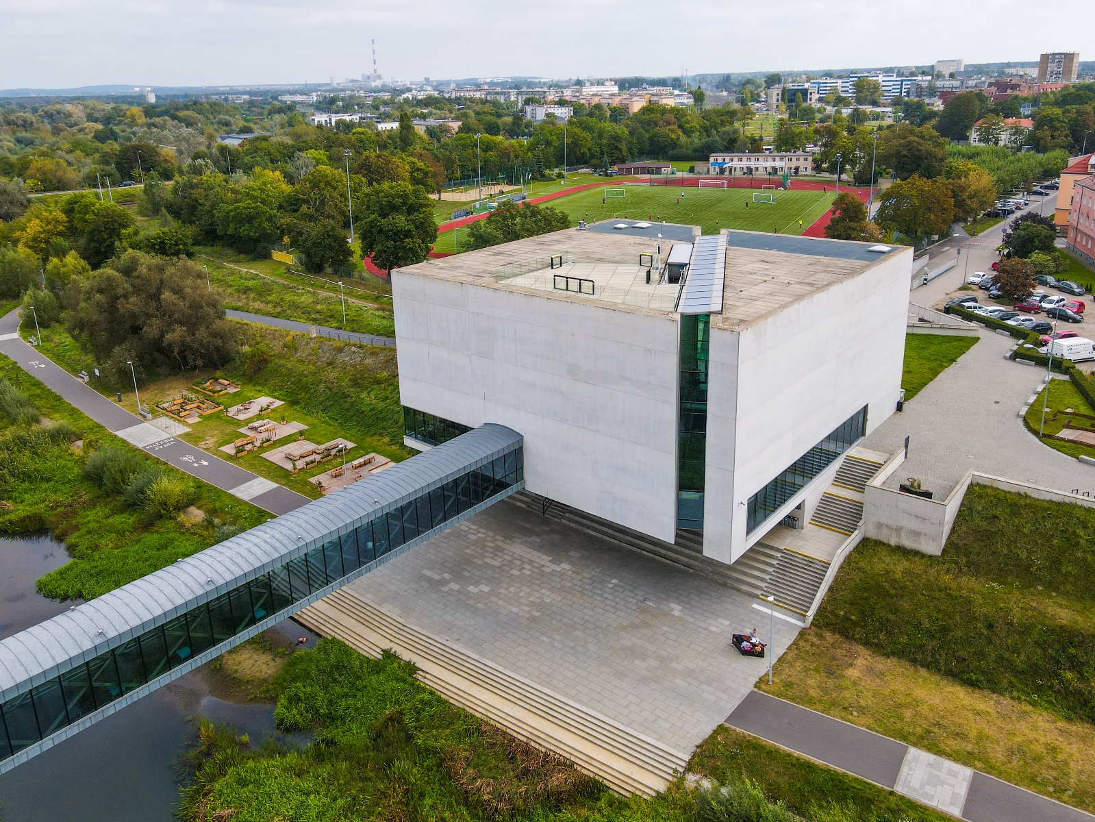 Zdjęcie przedstawia wnętrze Centrum Szyfrów Enigma. Widac na nim m.in. podświetlane ekrany.